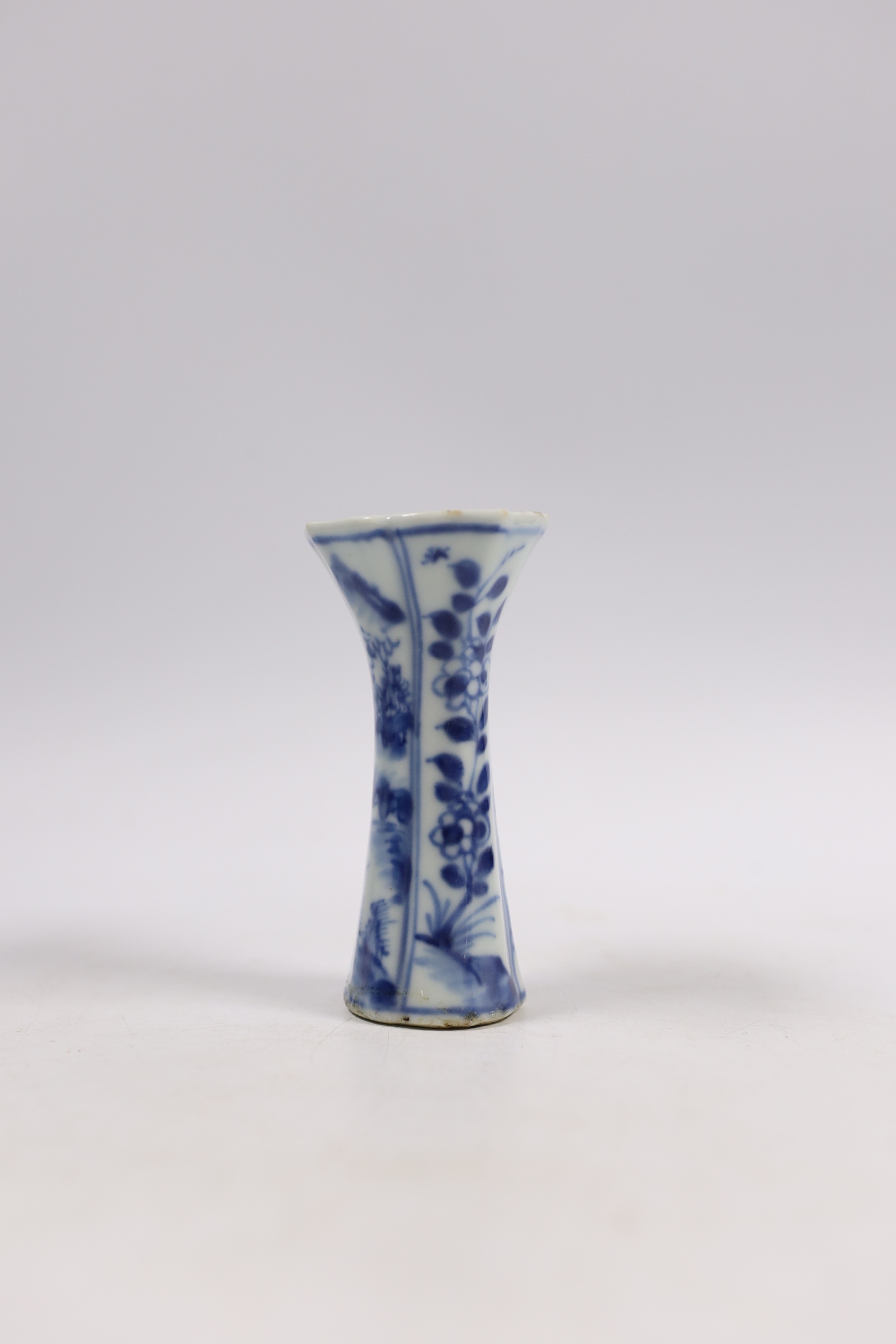 A Chinese Kangxi blue and white miniature vase, 9.5cm